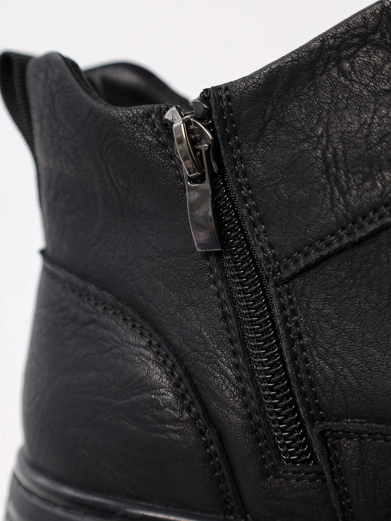 Ботинки черного цвета на низкой подошве